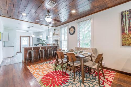 Mahncke Park Casa | Free parking, Walk to Botanical Garden, PS4, Grill, Private fenced backyard, Pets allowed