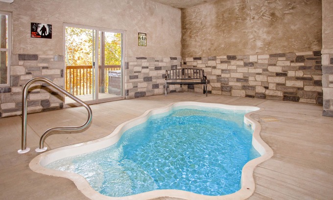Pigeon Forge Cabina | De nueva construcción! Espaciosa cabaña de 2 camas, piscina privada, ¡a solo 1 milla para desnudarse!