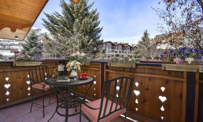 Midway Casa | Alpine chalet, sleeps 8, 3br2.5ba, train tickets