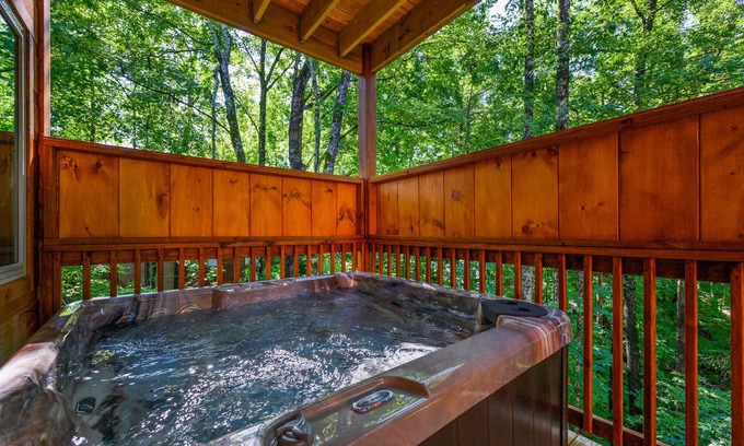 Pigeon Forge Cabina | Free Tickets | We love Dogs! Hot Tub, Pool Table, Media Room, Easy Access,