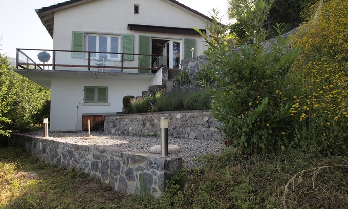Montreux Casa | vista libre del lago y las montañas en Lavaud / VD