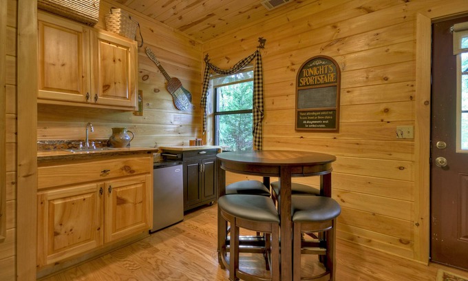 Epworth Cabina | *Free Whitewater Rafting & Ziplining* Enjoy Fightingtown Creek access in this spectacular cabin