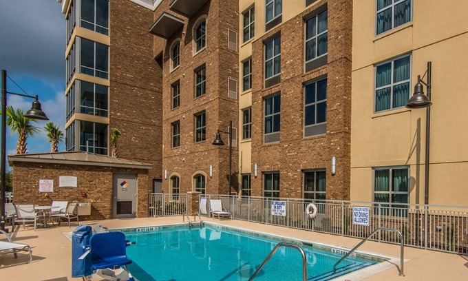 Charleston Condominio | Wi-Fi gratis + desayuno buffet gratis + piscina al aire libre | ¡Buena ubicación!