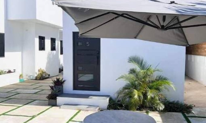 Whitehouse Apartamento | FREE WIFI & Steps from the beach, Room 5 @ Happy Life Villas