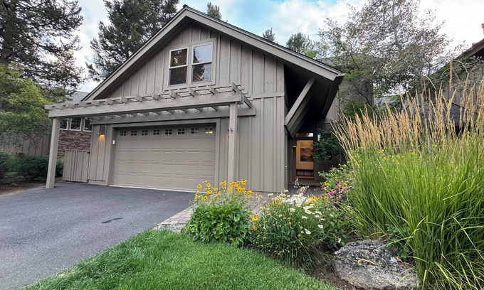 Sunriver Casa | Fremont Crossing 4Bdrms, 2 masters, one on main, HotTub, Sleeps 12, SHARC passes