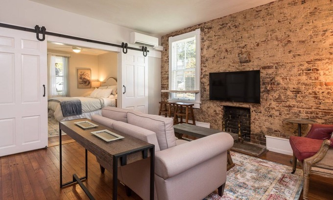 Belmont Apartamento | French Cottage Apt | Luxury Extended Stay in Downtown Belmont