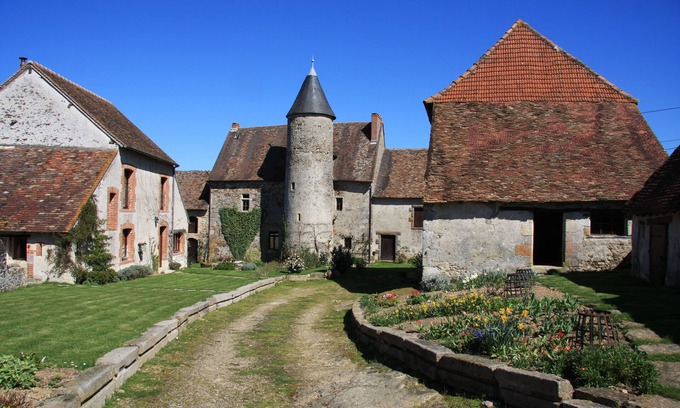Brigueil-le-Chantre Casa | French Holiday Chateau con piscina de lujo situado en Rural Beauty & Tranquility