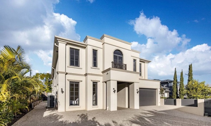 Rochedale South Casa | French Royal Experience 5B3B Grand House 3Parking