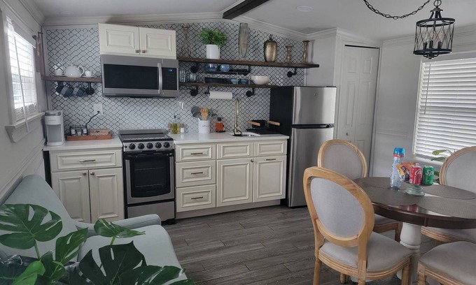 Davenport Casa | French Style 1-bedroom Unique property in Davenport with AC
