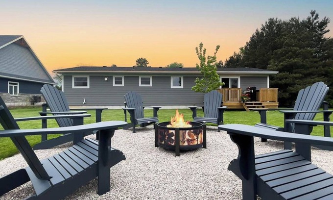 Ontario Casa | Fresh air and bright spaces - King bed!