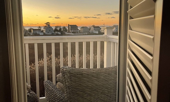 Westbrook Center Casa | Fresh, Airy Townhome next to Pilot's Point Marina with Long Island Sound Views