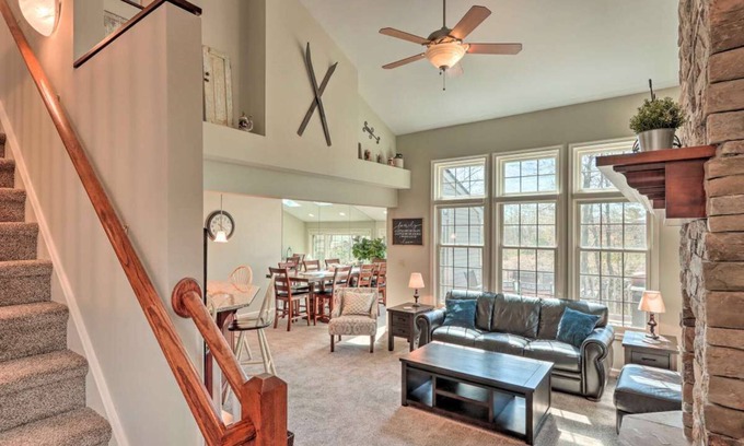 Lake Harmony Estates Casa | Fresh Bright and Clean Mountainside Villa w free Beach&Pool Access
