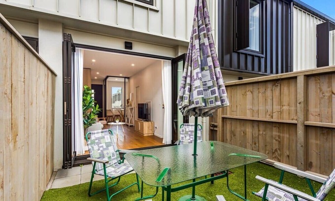 Grey Lynn Apartamento | Fresh & sleek Grey Lynn unit with private patio