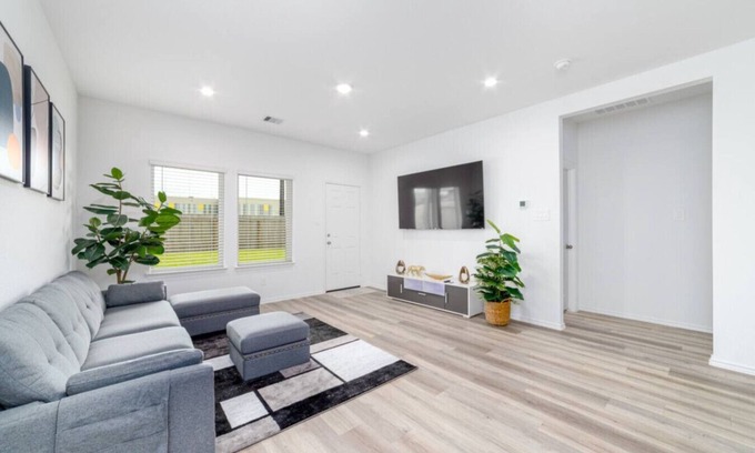 Houston Casa | Freshly Built 4BR, 2.5-Bath Home in North Houston