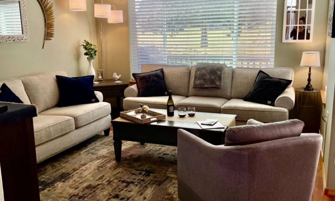 Redmond Casa | Freshly remodeled and updated dog friendly get-away w/Private Hot Tub and view!