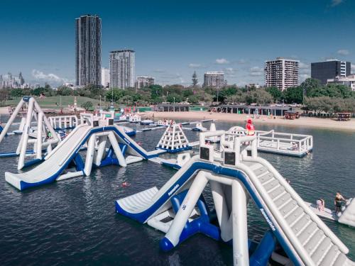 Southport Apartamento | Freshly Renovated Modern Waterfront 1 Bedroom unit