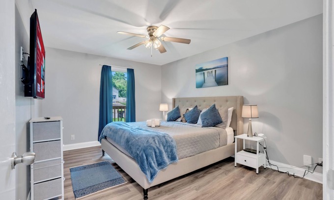 Clarksville Casa | 🏡 Freshly Updated 4BR/2BA Home | 🖌️ New Paint + 🌬️ Dehumidifier 🛏️ Bedrooms w/ TVs & Ceiling Fans | 🍳 Full Kitchen 🛋️ Spacious Living Room | 🧺 Washer/Dryer 🌳 Deck & Yard | 📍 Close to Ft. Campbell, Casino, ✨ Clean & comfy stay!