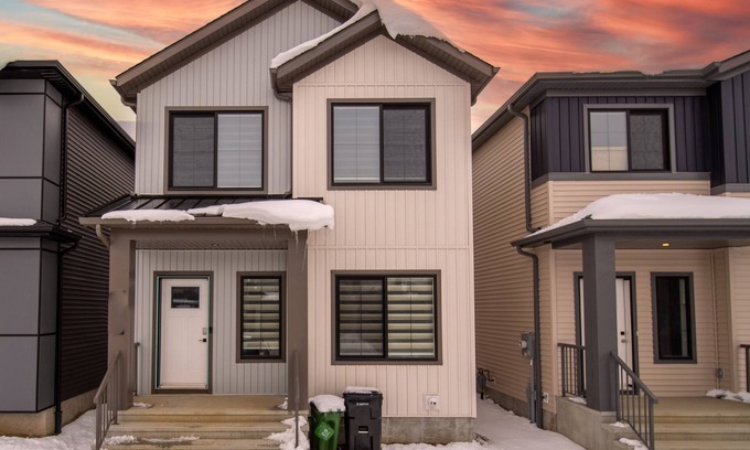 West Edmonton Casa | FreshModernCozyQuietRetreat | WEM | Garage | KingBed