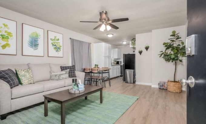 Raisin Apartamento | Fresno Apt | Parking | 1/1 |Near Gazebo Gardens