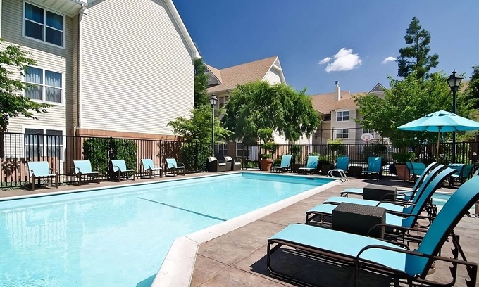 Raisin Hotel | Fresno Hospitality: Enjoy Homely Comforts with Pool and Kitchen | Two Suites