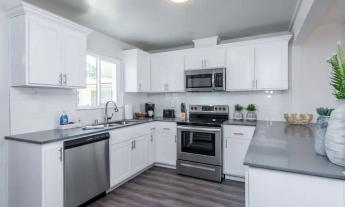 Fresno Casa | Fresno House|2/1:Large Backyard|1/2 mile to 99Hwy!