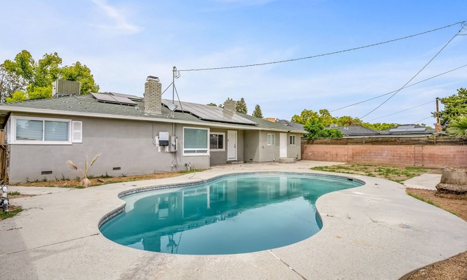 Raisin Casa | Fresno House Pool Foosball 2 Car Garage 5 Bed/3 Bath