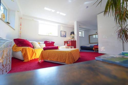 Bad Urach Apartamento | Freundliche Ferienwohnung (Souterrain) mit Gartenmitbenutzung im Haus Lotus