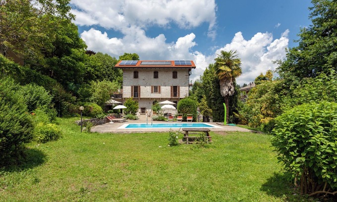 Vacciago Apartamento | Frey apt. 1 + Frey apt. 2 at Lake Orta with garden and pool