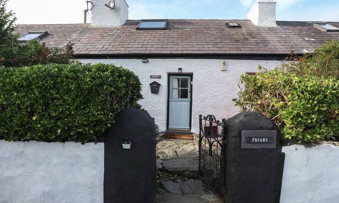 Caergeiliog Cabaña | FRIARS, pet friendly, with open fire in Llanfair-Yn-Neubwll