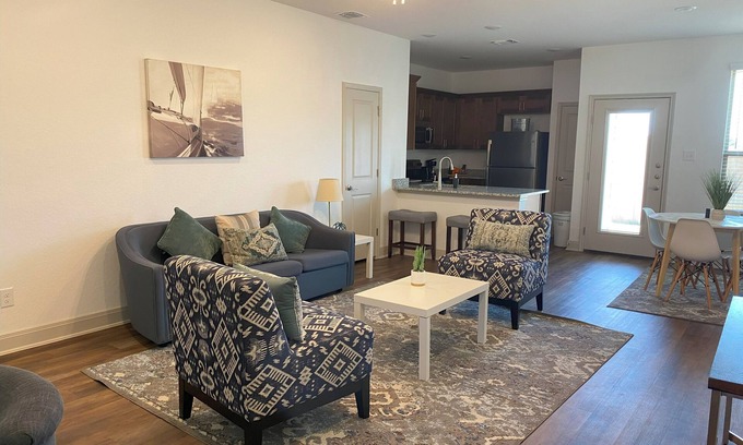 San Antonio Casa | Friendly 3-bedroom townhome in NW San Antonio near Sea World and Fiesta Texas!