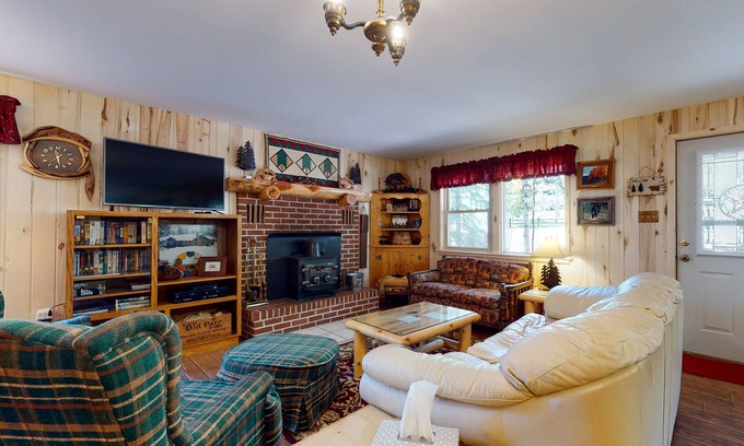 Ponderosa Pines Cabina | Friendly cabin with WiFi, deck, and porch swing - close to the National forest