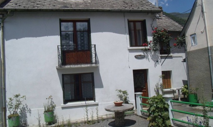 Luz-Saint-Sauveur Casa | Friendly, sunny house, conveniently located in the village.