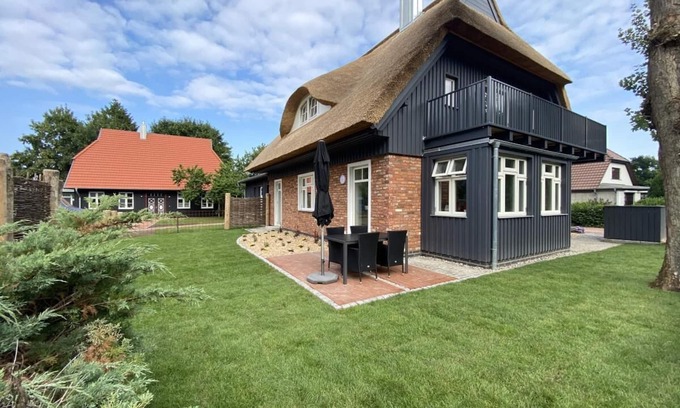 Born auf dem Darss Apartamento | Friesia - thatched roof, fireplace, terrace, garden, sun loungers, close to the forest, Baltic Sea 6km away, WLAN