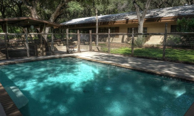 Sabinal Casa | Vacaciones en el río Frio! A poca distancia del río Frio. Piscina privada