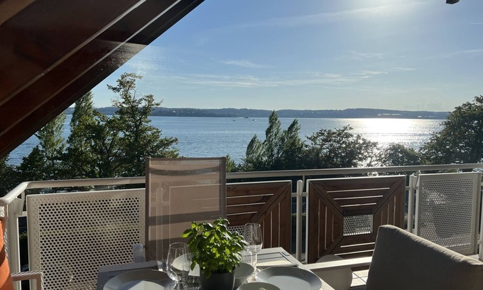 Unteruhldingen Apartamento | From sunrise to sunset, you can enjoy magnificent views of the lake,
