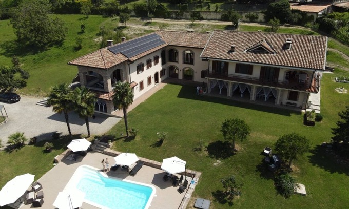 Canelli Apartamento | From the old barn comes a large room on two levels with large windows.