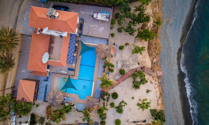 Pomos Villa | Frente a la playa 3 habitaciones, villa, enorme piscina climatizada de 15X5X10 metros en forma de L