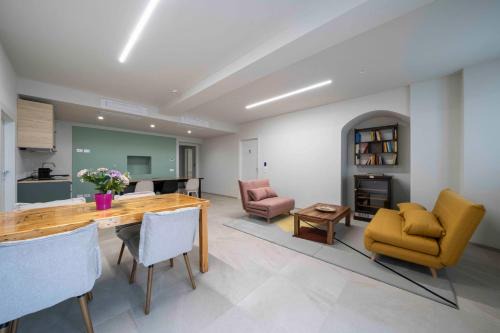 Olginate Apartamento | Front Lake Como - 3 Bedrms with AC, Free Parking and Wifi