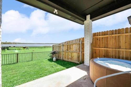 Rowlett Casa | Front Lake Holiday 2BR 1BA Guest Home with Hot Tub
