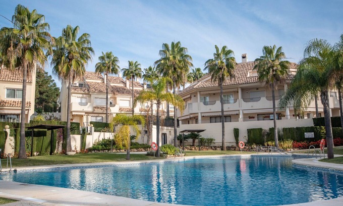 Marbella Chalet De Esquí | Adosado en primera línea de playa, con vistas al mar y orientación sur