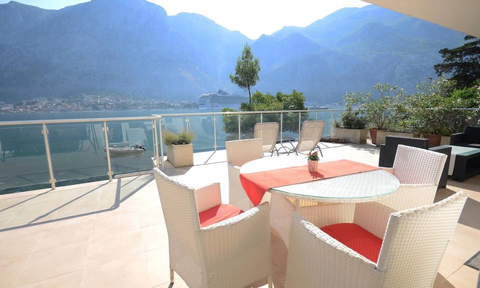 Kotor Apartamento | Primera línea de mar, con piscina propia, contemporáneo Large Apt - wifi gratuito