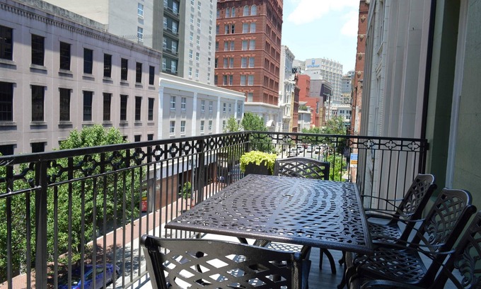 Central Business District Condominio | Noticias de la portada, The Picayune, propiedad histórica recientemente renovada con amplio balcón privado