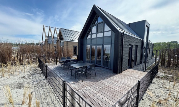Enkhuizen Casa | Front row - with fence - Premium BeachHouse Deck Eight