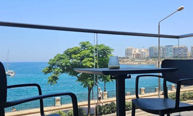 Paceville Apartamento | Front Seaview Modern Apartment St Julian's Beach