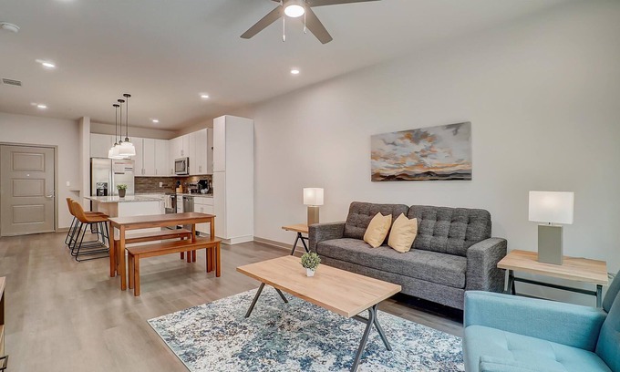 Forest Park Apartamento | Frontdesk | 1 BR Apt near Vulcan Museum