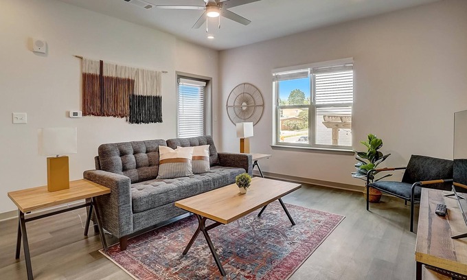 Forest Park Apartamento | Frontdesk | 1 BR Apt near Vulcan Park