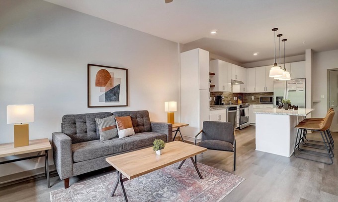 Forest Park Apartamento | Frontdesk | 1 BR Apt near Avondale Park