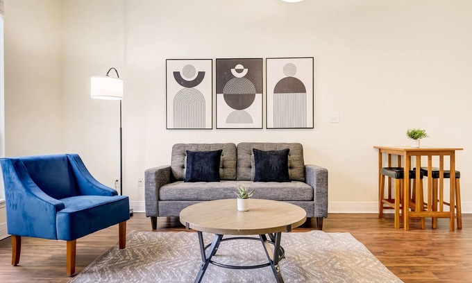 Cole-Noble District Apartamento | Frontdesk | 1 BR Apt by Soldiers Monument