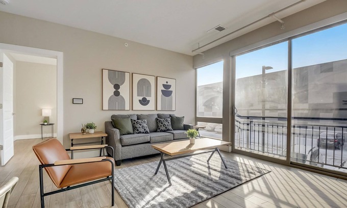 Cole-Noble District Apartamento | Frontdesk | 2 BR Apt near the Indy Motor Speedway