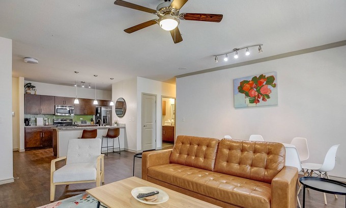 West Campus Apartamento | Frontdesk | 6 BR Apt w/ Private Theater Room
